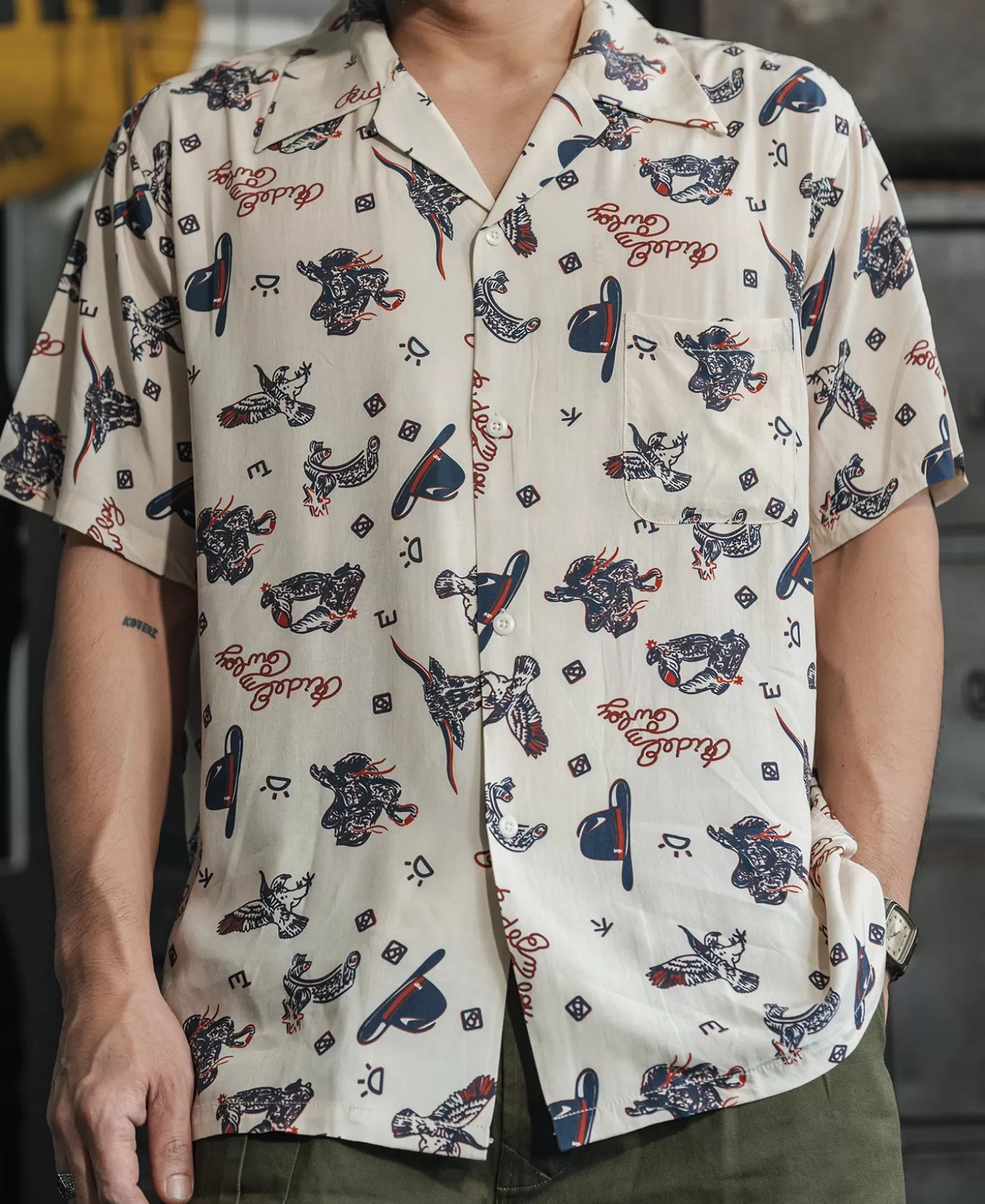 cowboy_symbols_pattern_cuban_collar_shirt__cream_white_2.webp Outlet Cowboy Symbols Pattern Cuban Collar Shirt - Short Sleeve Shirts