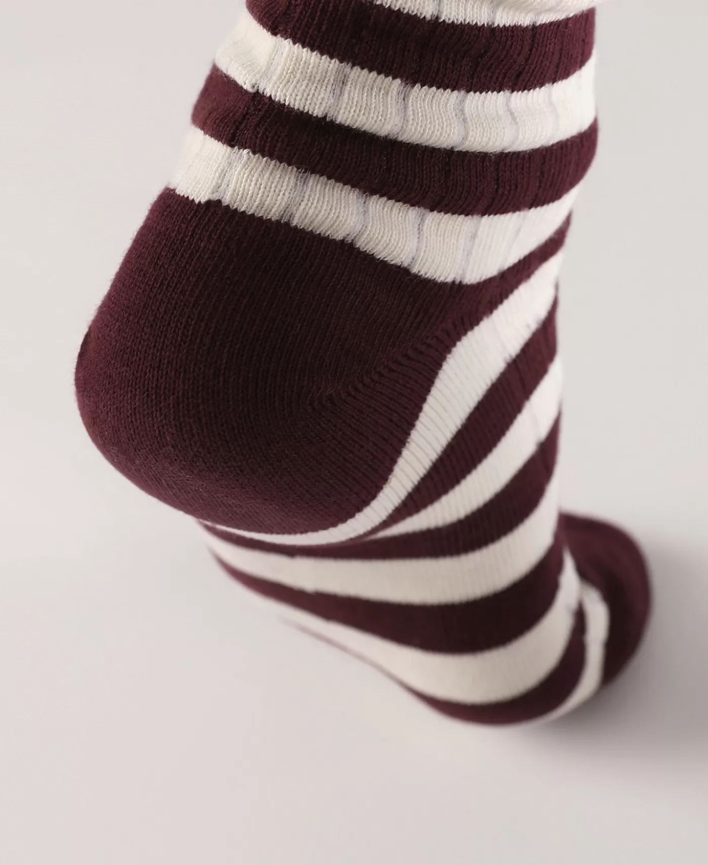 retro_striped_cotton_socks__redwhite_6.webp Cheap Retro Striped Cotton Socks - Socks
